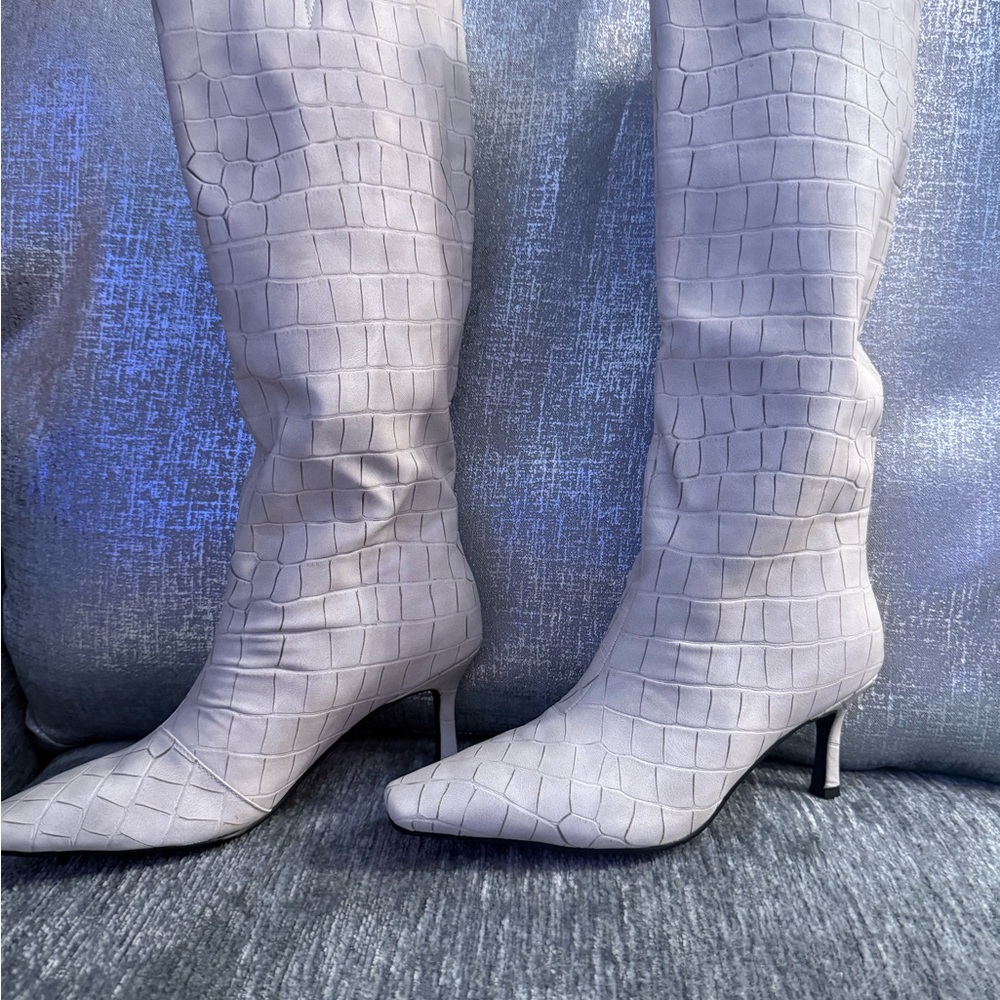 Chic Croc-Embossed Heeled Boots in Gray